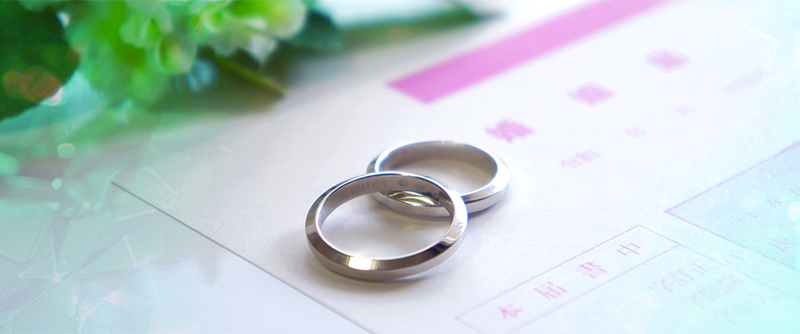 婚姻届の上に置かれた結婚指輪
