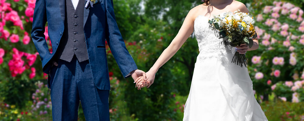 結婚式で手を繋ぐ男女のイメージ画像